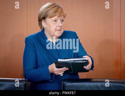 Berlin, Deutschland. 17. Okt 2018. 17 Oktober 2018, Berlin: Bundeskanzlerin Angela Merkel (CDU) nimmt an der Sitzung des Bundeskabinetts im Bundeskanzleramt. Foto: Kay Nietfeld/dpa Quelle: dpa Picture alliance/Alamy leben Nachrichten Stockfoto