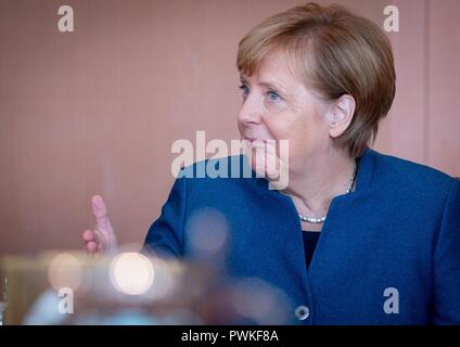 Berlin, Deutschland. 17. Okt 2018. 17 Oktober 2018, Berlin: Bundeskanzlerin Angela Merkel (CDU) nimmt an der Sitzung des Bundeskabinetts im Bundeskanzleramt. Foto: Kay Nietfeld/dpa Quelle: dpa Picture alliance/Alamy leben Nachrichten Stockfoto