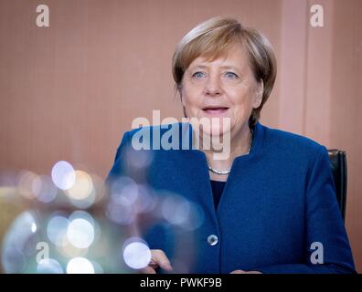 Berlin, Deutschland. 17. Okt 2018. 17 Oktober 2018, Berlin: Bundeskanzlerin Angela Merkel (CDU) nimmt an der Sitzung des Bundeskabinetts im Bundeskanzleramt. Foto: Kay Nietfeld/dpa Quelle: dpa Picture alliance/Alamy leben Nachrichten Stockfoto