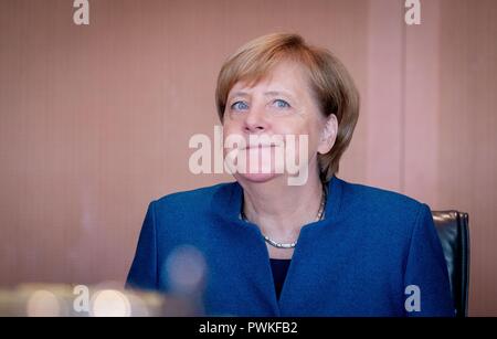 Berlin, Deutschland. 17. Okt 2018. 17 Oktober 2018, Berlin: Bundeskanzlerin Angela Merkel (CDU) nimmt an der Sitzung des Bundeskabinetts im Bundeskanzleramt. Foto: Kay Nietfeld/dpa Quelle: dpa Picture alliance/Alamy leben Nachrichten Stockfoto