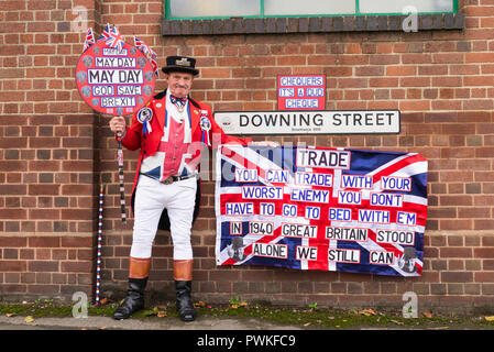 Downing Street, Smethwick, West Midlands. 17. Oktober 2018. Als Theresa May Köpfe zu Brüssel, Pro-Brexit Unterstützer gekleidet, wie John Bull Proteste über mangelnde Fortschritte in der Uk der EU. Kredit zu verlassen: Nick Maslen/Alamy leben Nachrichten Stockfoto