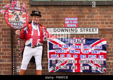 Downing Street, Smethwick, West Midlands. 17. Oktober 2018. Als Theresa May Köpfe zu Brüssel, Pro-Brexit Unterstützer gekleidet, wie John Bull Proteste über mangelnde Fortschritte in der Uk der EU. Kredit zu verlassen: Nick Maslen/Alamy leben Nachrichten Stockfoto