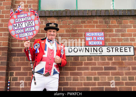 Downing Street, Smethwick, West Midlands. 17. Oktober 2018. Als Theresa May Köpfe zu Brüssel, Pro-Brexit Unterstützer gekleidet, wie John Bull Proteste über mangelnde Fortschritte in der Uk der EU. Kredit zu verlassen: Nick Maslen/Alamy leben Nachrichten Stockfoto