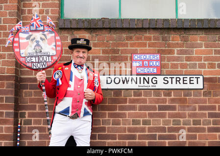 Downing Street, Smethwick, West Midlands. 17. Oktober 2018. Als Theresa May Köpfe zu Brüssel, Pro-Brexit Unterstützer gekleidet, wie John Bull Proteste über mangelnde Fortschritte in der Uk der EU. Kredit zu verlassen: Nick Maslen/Alamy leben Nachrichten Stockfoto