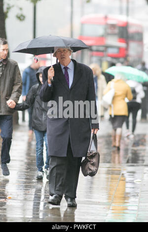 London, Großbritannien. 17. Oktober 2018. Fußgänger Schutz vor dem Regen Nieselregen in Trafalgar Squre London auf einem nassen ovecast Tag Credit: Amer ghazzal/Alamy leben Nachrichten Stockfoto