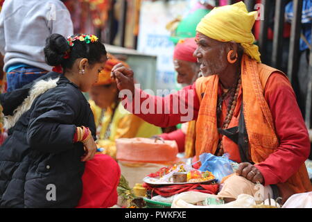 (181017) - GORKHA, Oktober 17, 2018 (Xinhua) - ein Mädchen erhält tika auf die Stirn während der dashain Festival in Manakamana Tempel in Gorkha Bezirks, Nepal, am Okt. 16, 2018. Auf einem 1300 Meter hohen Hügel, ca. 100 Kilometer westlich von Kathmandu, die manakamana Tempel zieht Tausende von Gläubigen während der 15 Tage langen dashain Festival entfernt. (Xinhua / Zhou Shengping) (zhf) Stockfoto