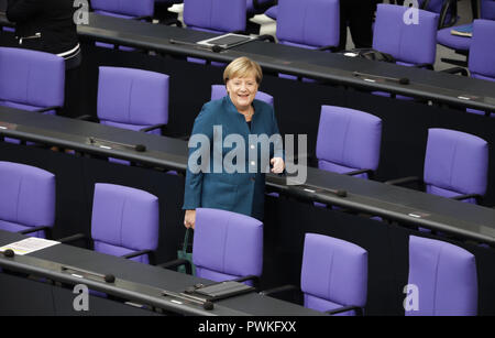 17 Oktober 2018, Berlin: Bundeskanzlerin Angela Merkel (CDU) kommt dem Plenum des Deutschen Bundestages eine Regierungserklaerung zum EU-Gipfel in Brüssel zu machen. Die 57. Tagung der 19. Wahlperiode auf die europäische Politik konzentrieren. Foto: Kay Nietfeld/dpa Stockfoto