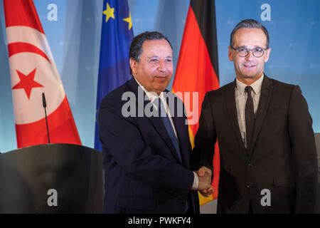 17 Oktober 2018, Berlin: Außenminister Heiko Maas (SPD) schüttelt Hände, mit der tunesischen Außenminister Khemaies Jhinaoui auf ein Foto schießen. Die beiden Minister hatten zuvor für Gespräche im Auswärtigen Amt. Foto: Jens Büttner/dpa-Zentralbild/dpa Stockfoto