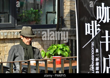 (181017) - PINGYAO, Oktober 17, 2018 (Xinhua) - ein Tourist sitzt in einem Kaffeehaus innerhalb der alten Stadtmauern von Pingyao in Jinzhong, im Norden der chinesischen Provinz Shanxi, am Okt. 15, 2018. Die alte Stadt von Pingyao wurde im 14. Jahrhundert erbaut und wurde von der UNESCO zum Weltkulturerbe im Jahre 1997 benannt, als "ein außergewöhnlich gut erhaltenes Beispiel eines traditionellen Han-chinesischen Stadt." Die Stadt im 19. Jahrhundert als Financial Center in China boomte, Shanxi Kaufleute ihre Geschäfte im ganzen Land erweitert. Nun, die Gut-Verbindungen Dieser wohlhabende Kaufleute erhalten und einigen aufstrebenden modernen eleme Stockfoto