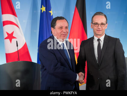 17 Oktober 2018, Berlin: Außenminister Heiko Maas (SPD) schüttelt Hände, mit der tunesischen Außenminister Khemaies Jhinaoui auf ein Foto schießen. Die beiden Minister hatten zuvor für Gespräche im Auswärtigen Amt. Foto: Jens Büttner/dpa-Zentralbild/dpa Stockfoto