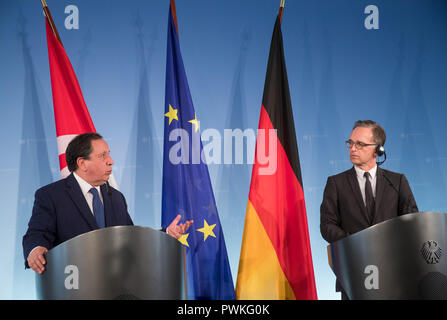 17 Oktober 2018, Berlin: Außenminister Heiko Maas (SPD, r) und der tunesische Außenminister Khemaies Jhinaoui beantworten Fragen von den Vertretern der Medien. Die beiden Minister hatten zuvor für Gespräche im Auswärtigen Amt. Foto: Jens Büttner/dpa-Zentralbild/dpa Stockfoto