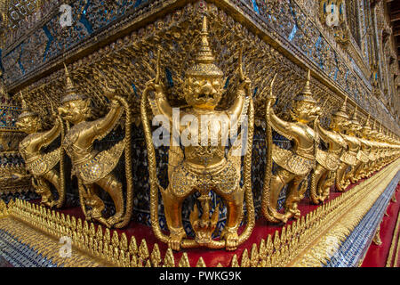 Externe goldenen Dekorationen der Ubosoth, Wat Phra Kaew, Bangkok, Thailand Stockfoto