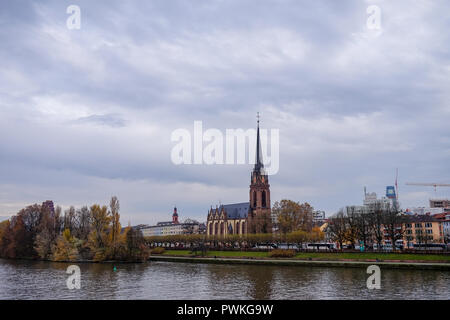 Dreikönigskirche in Frankfurt aus über Main Stockfoto