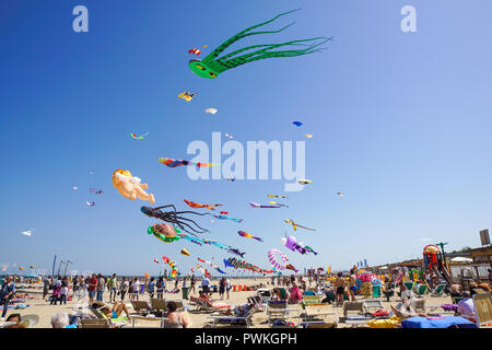 CERVIA, ITALIEN - 1. Mai: Himmel voller Drachen für International Kite Festival am 1. Mai 2010 in Cervia, Italien. Das Festival vereint Drachenflieger aus der ganzen Welt jedes Jahr seit 1981. Stockfoto