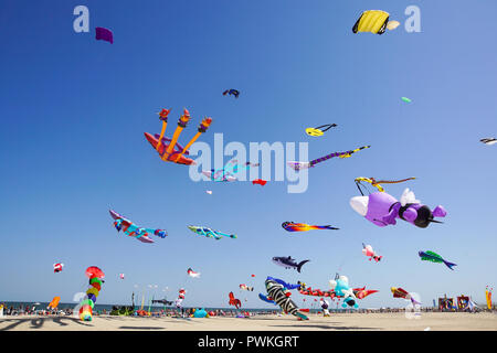 CERVIA, ITALIEN - 1. Mai: Himmel voller Drachen für International Kite Festival am 1. Mai 2010 in Cervia, Italien. Das Festival vereint Drachenflieger aus der ganzen Welt jedes Jahr seit 1981. Stockfoto