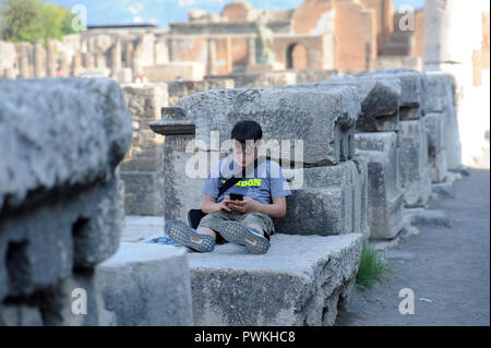 Teenager mit einem Drink in Pompeji, Italien Stockfoto