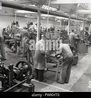 1950 historcal, in einem Metallgehäuse Werkraum in Immer bereit Batterie Fabrik, England, UK. Die Herstellung von Zink-Kohle-Batterien war eine hoch komplexe, arbeitsintensive Prozess und durch den frühen 60s, die Briten immer bereit, elektrische Firma (GEREK) 12.000 Menschen in mehreren Fabriken in England beschäftigt. Stockfoto