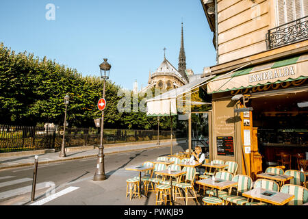 PARIS, Frankreich, 31. August 2018: Street View mit französischen Café und der Kathedrale von Notre-Dame in Paris. Stockfoto