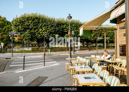 PARIS, Frankreich, 31. August 2018: Street View mit französischen Café und der Kathedrale von Notre-Dame in Paris. Stockfoto