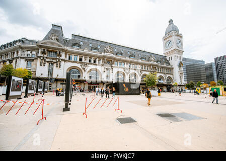 PARIS, Frankreich, 31. August 2018: Paris Gare de Lyon Bahnhof mit Outdoor Fotoausstellung auf dem Platz Stockfoto