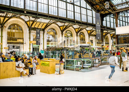 PARIS, Frankreich, 31. August 2018: Halle der Paris Gare de Lyon Bahnhof mit Menschen zuhause überfüllt Stockfoto