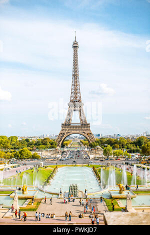 PARIS, Frankreich, 31. August 2018: Blick auf den Eiffelturm mit Brunnen bei Tageslicht in Paris Stockfoto