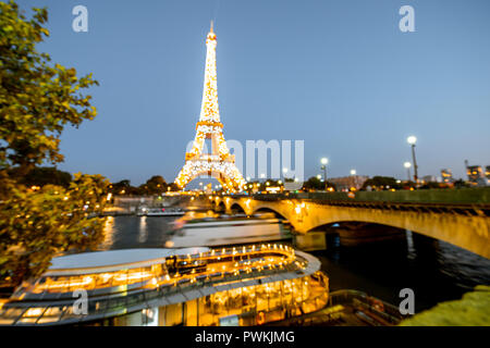 PARIS, Frankreich, 31. August 2018: Nacht Landschaft Blick auf den Eiffelturm mit Licht Leistung zeigen. Das Bild ist mit unscharfen Wirkung fokussiert Stockfoto