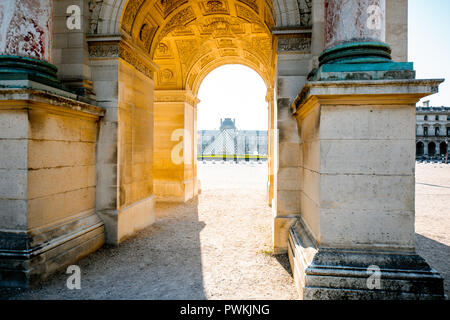 PARIS, Frankreich - 01 September, 2018: Blick durch den Triumphbogen auf dem Louvre in Paris. Stockfoto