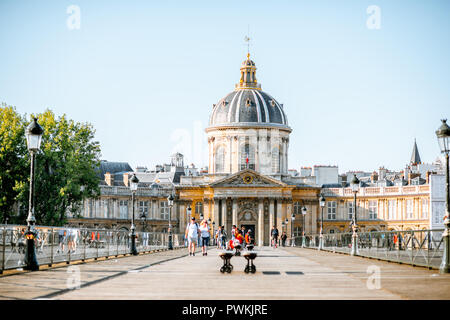 PARIS, Frankreich - 01 September, 2018: Blick auf das Institut für Frankreich Gebäude mit Menschen zu Fuß auf Concordia Brücke in Paris. Stockfoto