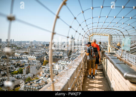 PARIS, Frankreich - 01 September, 2018: Viewpoint Terrasse auf der Spitze der Kathedrale Notre-Dame mit Touristen in Paris Stockfoto