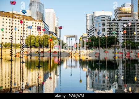 PARIS, Frankreich - September 02, 2018: Morgen Blick auf das Becken von Takis in La Defense Financial District in Paris Stockfoto