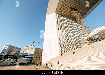 PARIS, Frankreich - September 02, 2018: Blick auf den berühmten Grand Arch, das Denkmal und Gebäude im Geschäftsviertel La Defense während der Morgen in Paris schließen Stockfoto