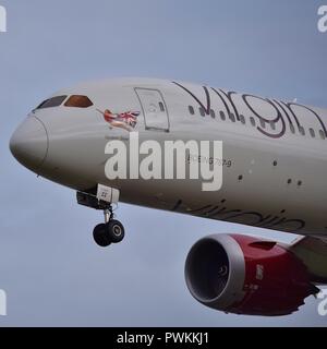 Virgin Atlantic Boeing 787-9 Dreamliner absteigend in London Heathrow Stockfoto