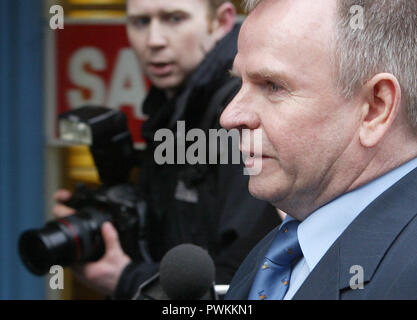 Colm Murphy 52 Blätter Dublin's Special Criminal Court am Freitag, 28. Jan 2005, nachdem er Kaution während ein Wiederaufnahmeverfahren gewährt wurde. Murphy, die einzige Person, die in Verbindung mit dem 1998 Omagh Bombenanschlag gefangengesetzt, hatte seine Überzeugung in der vorherigen Woche aufgehoben. Colm Murphy (18. August 1952) ist ein irischer Republikaner und Bauunternehmer Wer war die erste Person, die im Zusammenhang mit dem Bombenanschlag von Omagh verurteilt zu werden, aber deren Überzeugung wurde Berufungsverfahren. In Erwartung der Wiederaufnahme des Verfahrens und auf kriminellen Aufladungen, Murphy war verantwortlich für die Bombardierung in einem zivilrechtlichen Verfahren, zusammen mit Michael McKevitt, Liam Campbell und Stockfoto