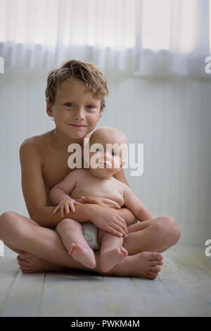 Porträt eines Jungen sein baby Bruder Holding. Stockfoto