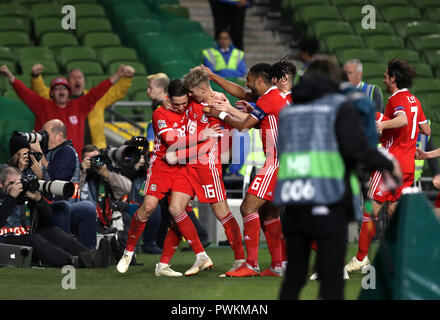 Wales' Harry Wilson (Mitte) feiert zählenden erste Ziel seiner Seite des Spiels mit Teamkollegen während der UEFA Nationen Liga, Liga B, Gruppe 4 match Im Aviva Stadium, Dublin. PRESS ASSOCIATION Foto. Bild Datum: Dienstag, den 16. Oktober 2018. Siehe PA-Geschichte FUSSBALL-Republik. Photo Credit: Liam McBurney/PA-Kabel. Während der Internationalen freundlich im Windsor Park, Belfast PRESS ASSOCIATION Foto. Bild Datum: Dienstag, September 11, 2018. Siehe PA-Geschichte FUSSBALL N Irland. Photo Credit: Liam McBurney/PA-Kabel. Stockfoto