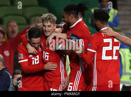 Wales' Harry Wilson (Mitte) feiert zählenden erste Ziel seiner Seite des Spiels mit Teamkollegen während der UEFA Nationen Liga, Liga B, Gruppe 4 match Im Aviva Stadium, Dublin. Stockfoto