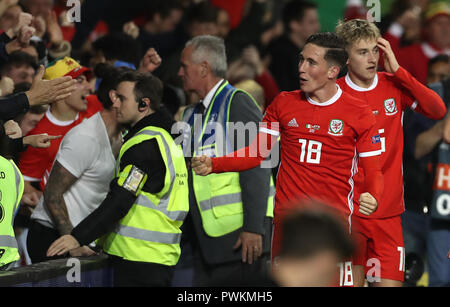 Wales' Harry Wilson (Mitte) feiert zählenden erste Ziel seiner Seite des Spiels mit Teamkollegen während der UEFA Nationen Liga, Liga B, Gruppe 4 match Im Aviva Stadium, Dublin. Stockfoto