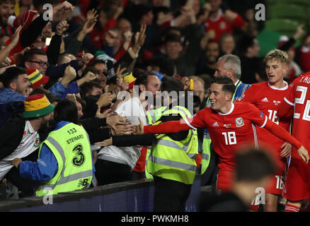 Wales' Harry Wilson (Mitte) feiert zählenden erste Ziel seiner Seite des Spiels mit Teamkollegen während der UEFA Nationen Liga, Liga B, Gruppe 4 match Im Aviva Stadium, Dublin. Stockfoto