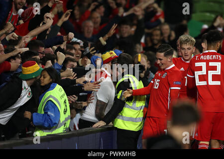 Wales' Harry Wilson (Mitte) feiert zählenden erste Ziel seiner Seite des Spiels mit Teamkollegen während der UEFA Nationen Liga, Liga B, Gruppe 4 match Im Aviva Stadium, Dublin. Stockfoto