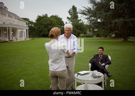 Blick auf zwei Menschen Gruß, während ein Mann, der aussieht. Stockfoto