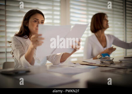 Blick auf die beiden geschäftsfrauen. Stockfoto