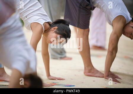 Junger Mann und eine junge Frau mit Yoga. Stockfoto