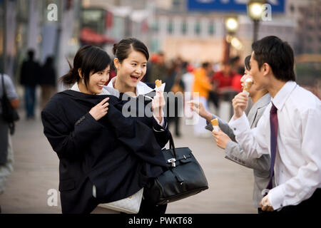 Gruppe von lächelnden jungen Erwachsene holding Eistüten. Stockfoto