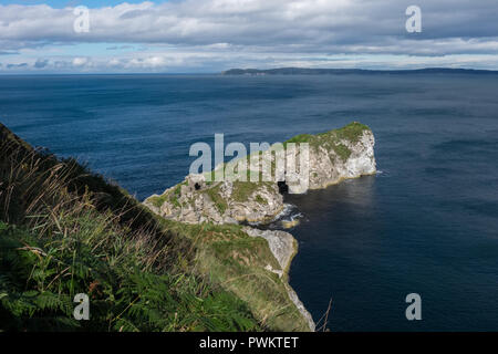 Landschaft von Kinbane Schloss von Abstand, Nordirland, Vereinigtes Königreich Stockfoto