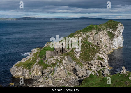 Landschaft von Kinbane Schloss von Abstand, Nordirland, Vereinigtes Königreich Stockfoto