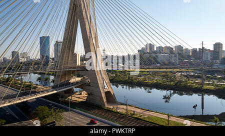 Berühmte Schrägseilbrücke in Sao Paulo. Brasilien. Luftaufnahme von Octavio Frias de Oliveira Brücke in Sao Paulo. Stockfoto