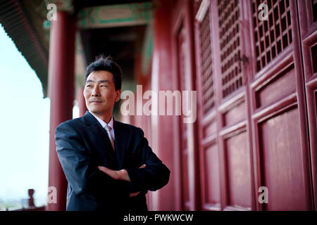 Portrait von Geschäftsmann stand vor einer traditionellen chinesischen Gebäude. Stockfoto