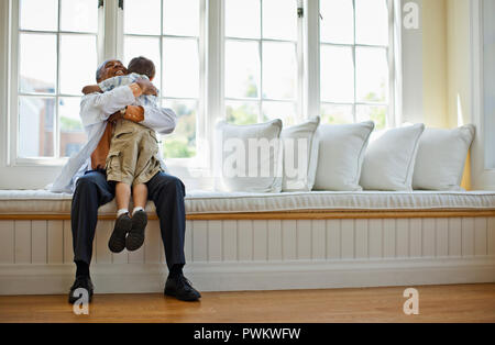 Freundlich leitender Arzt, einen jungen Patienten. Stockfoto