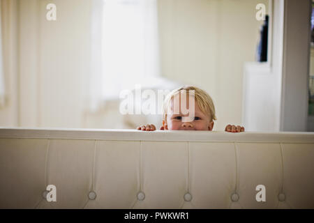 Little Boy über peeking des Tisches Stockfoto